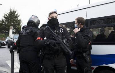 В Париже задержали мужчину, захватившего двух женщин в заложники - eadaily.com - Франция - Париж