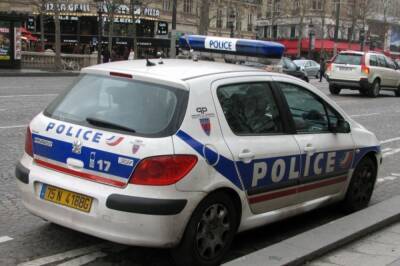 Жеральд Дарманен - В Париже задержали мужчину, взявшего в заложники двух женщин - aif.ru - Франция - Париж - Twitter