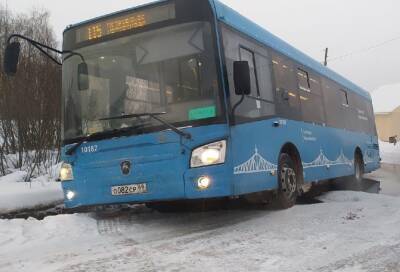 В деревне под Тверью на дороге застрял автобус - afanasy.biz - Тверь - Тверская обл. - район Калининский