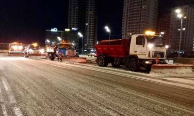 В Киеве более 300 автомобилей спецтехники очищали дороги от снега - lenta.ua - Украина - Киев - Киев