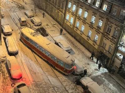 В Киеве в разгар снегопада сошел с рельсов трамвай. Фото - gordonua.com - Украина - Киев - Киев