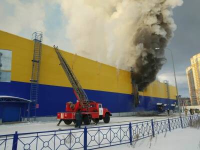 Крупный торговый центр загорелся в Томске - news.vse42.ru - Томск