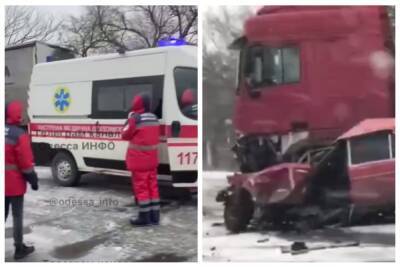 Авто в хлам, люди лежат на земле: кадры трагического ДТП на трассе Николаев-Одесса - politeka.net - Украина - Одесса