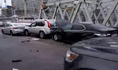 Ford - В Москве по вине пьяного водителя столкнулись 13 автомобилей - og.ru - Москва - Россия