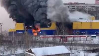 У горящего в Томске гипермаркета "Лента" обрушилась крыша - newizv.ru - Томск
