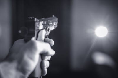 В Мурманске по камерам видеонаблюдения установили личность подростка, стрелявшего по машине из травмата - murmansk.mk.ru - Россия - Мурманск - Мурманская обл.