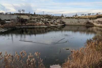 Российские оккупанты в Крыму засыпают мусором Инкерманский водоем - lenta.ua - Россия - Украина - Крым - Севастополь - Крым