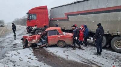 В пригороде Николаева автомобиль залетел под фуру, есть жертвы - ru.slovoidilo.ua - Украина - Николаев - Одесса - Мелитополь - Новоазовск