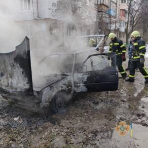 В Шевченковском районе Запорожья сгорел припаркованный автомобиль. Фото - reporter-ua.com - Украина - Запорожская обл. - Запорожье - район Шевченковский, Запорожье - Запорожье
