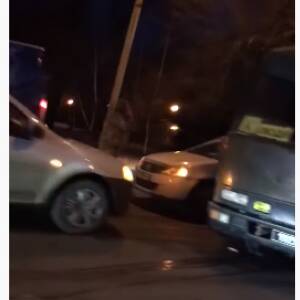 На Правом берегу в Запорожье произошло ДТП при участии военного автобуса. Видео - reporter-ua.com - Запорожье