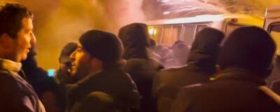 Аслан Бжании - В Абхазии начались столкновения митингующих с правоохранителями у дворца президента - runews24.ru - Апсны