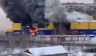 Пожарные ликвидировали открытое горение в горящем гипермаркете в Томске - newizv.ru - Россия - Томск