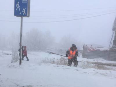 В Якутии коммунальщиков выгнали косить траву в 50-градусный мороз и пургу - rosbalt.ru - Екатеринбург - респ. Саха - Покровск