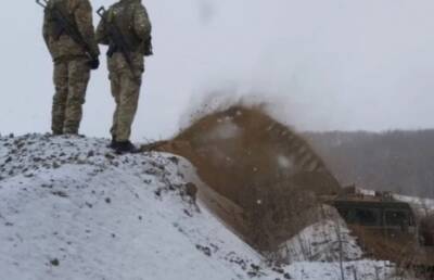 На границе с Россией роют окопы с помощью спецтехники. ВИДЕО - enovosty.com - Россия - Белоруссия - Сумы