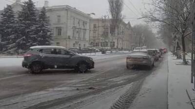 Рейсы школьных автобусов отменили в Севастополе из-за снегопада - iz.ru - Израиль - Севастополь