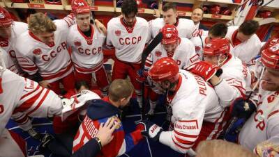 «Труп не играет в хоккей!» Сеть оценила игру сборной России, надевшей советскую форму - newsland.com - Россия