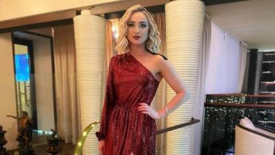 Ольга Бузова - Дмитрий Тарасов - Ольга Бузова показала, что получала премию без нижнего белья - 5-tv.ru
