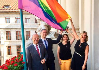 Над мэрией Праги впервые в истории вывесили радужный флаг - vinegret.cz - Чехия - Прага - Prague