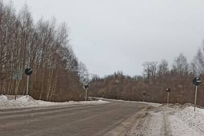 Жительница Тверской области удивилась завернутым в черную пленку дорожным знакам - tver.mk.ru - Россия - Тверь - Тверская обл.