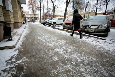 В Нижнем Тагиле умер 70-летний пенсионер, поскользнувшийся на покрытом льдом тротуаре - znak.com - Нижний Тагил