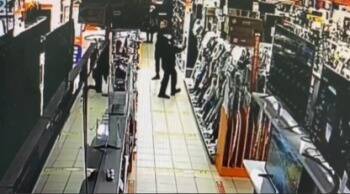 Ушлый вологжанин дважды незаметно вынес из магазина дорогую электронику - vologda-poisk.ru - Россия - Вологда