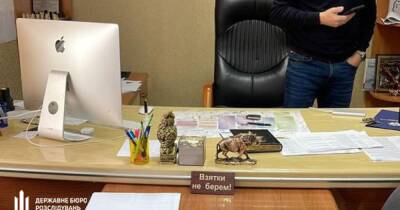 Полицейского Нежина поймали на взятке в кабинете с табличкой "Взятки не берем!" (фото) - focus.ua - Украина - Черниговская обл.