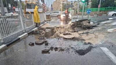 Буря "Кармель", день третий: в Бат-Яме образовалась яма посреди улицы - vesty.co.il - Израиль