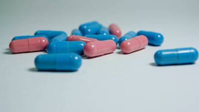 В США одобрена таблетка компании Pfizer от COVID-19 - mir24.tv - США