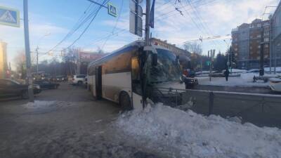 Появились подробности ДТП с участием автобуса с детьми в центре Новосибирска - sib.fm - Новосибирск