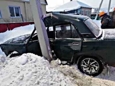 В Кузбассе водитель ВАЗ-2107 врезался в столб ЛЭП - gazeta.a42.ru - Мариинск