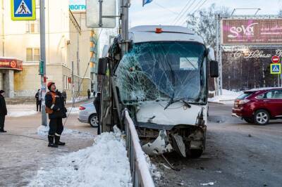 Густаво Зырянов - Автобус с 28 детьми попал в ДТП в центре Новосибирска: фото с места аварии - sib.fm - Новосибирск