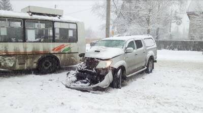 В Кургане ПАЗ столкнулся с Toyota и врезался в ЛЭП: пострадал человек - znak.com - населенный пункт Гибдд