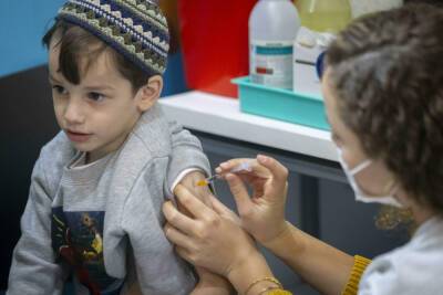 1400 новых пациентов за сутки, Беннет обещает резкий рост заражений - news.israelinfo.co.il - Тель-Авив - Иерусалим - Юар