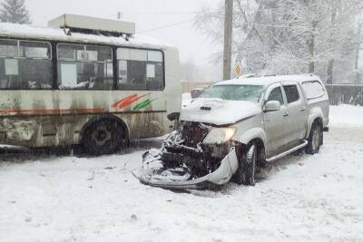 В Кургане автобус врезался в автомобиль и отскочил в столб - kikonline.ru - Россия - Курган