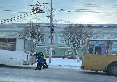 Мороз - В центре Рязани засняли водителя и кондуктора, которые толкали троллейбус в мороз - ya62.ru - Рязань
