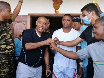 «Моя очередь умирать не пришла»: 57-летний министр полиции Мадагаскара выжил в авиакатастрофе и 12 часов плыл к берегу - bloknot.ru - Мадагаскар