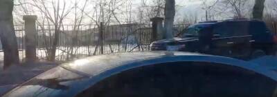 В Новосибирске трактор и внедорожник заехали на тротуар - sib.fm - Новосибирск