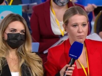 Владимир Путин - Ксения Собчак - «Ксюша, не видно тебя!»: Путин не заметил одетую в красный костюм Собчак - rosbalt.ru - Россия