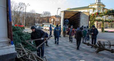 В Мариуполе устанавливают елку, которая упала в день открытия - ее каркас укрепили - kp.ua - Украина - Одесса - Мариуполь
