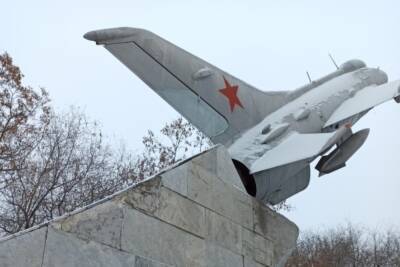 В Волгограде отремонтировали постамент памятника «Самолет «МиГ-21» - volg.mk.ru - Дзержинск - Волгоград
