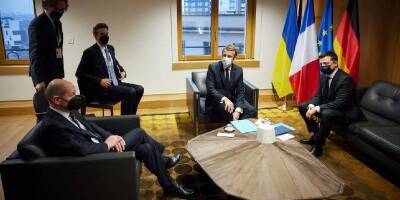 Владимир Зеленский - ЕС потребовал от Зеленского снять санкции с оппозиционных медиа - ruposters.ru - Москва - Украина - Киев - Брюссель