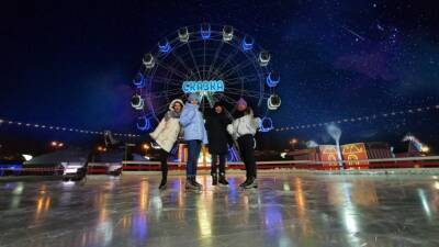Деды Морозов - В парке развлечений «Сказка» в Крылатском открылся каток - parkseason.ru - Новости