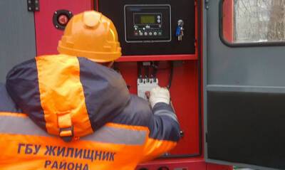 В Москве сотрудники «Жилищника» предложили должникам переехать в частный дом и топить его дровами - og.ru - Москва