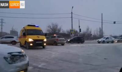Два автомобиля столкнулись в Тюмени на Алебашевской - nashgorod.ru - Тюмень