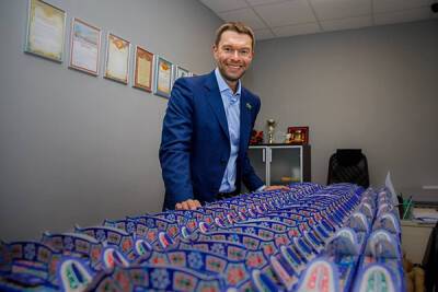Депутат Вихарев подарил больше 6000 новогодних подарков детям и ветеранам Уралмаша - nakanune.ru