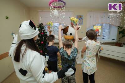 Сыктывкарский молочный завод совместно с фондом "Сила добра" вручил новогодние подарки юным пациентам республиканских больниц - komiinform.ru - респ. Коми - Сыктывкар