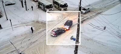 Жесткое лобовое столкновение произошло утром в одном из районов Петрозаводска (ВИДЕО) - stolicaonego.ru - Петрозаводск - республика Карелия