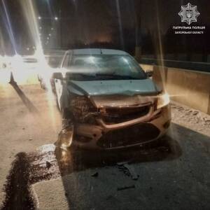 Ford Fiesta - В Запорожье столкнулись три легковых автомобиля: один из водителей был пьян. Фото - reporter-ua.com - Запорожье - Запорожье
