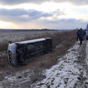 В Запорожской области области перевернулся автобус, в котором ехали дети на соревнования. Фото - reporter-ua.com - Запорожская обл. - район Васильевский