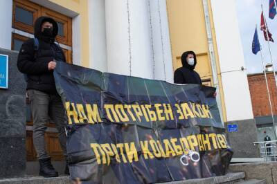 Представители Винницкой ячейки Нацкорпуса устроили акцию против коллаборантов в Украине - politeka.net - Украина